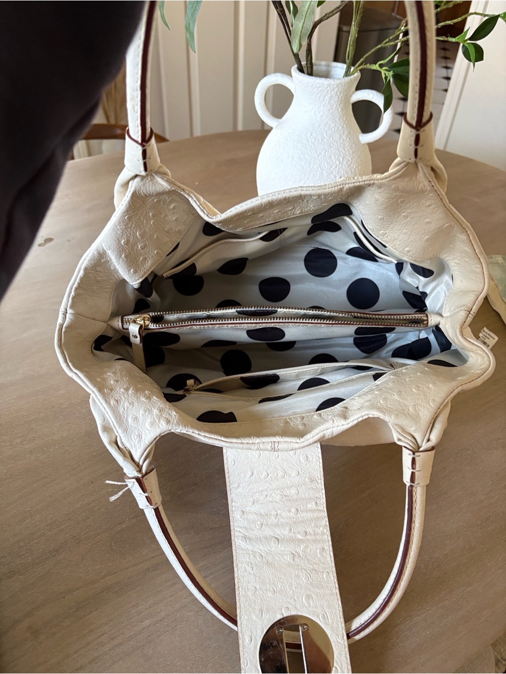 This is a Kate Spade Ivory textured leather Bexley Stevie shoulder bag - Picture 3 of 4